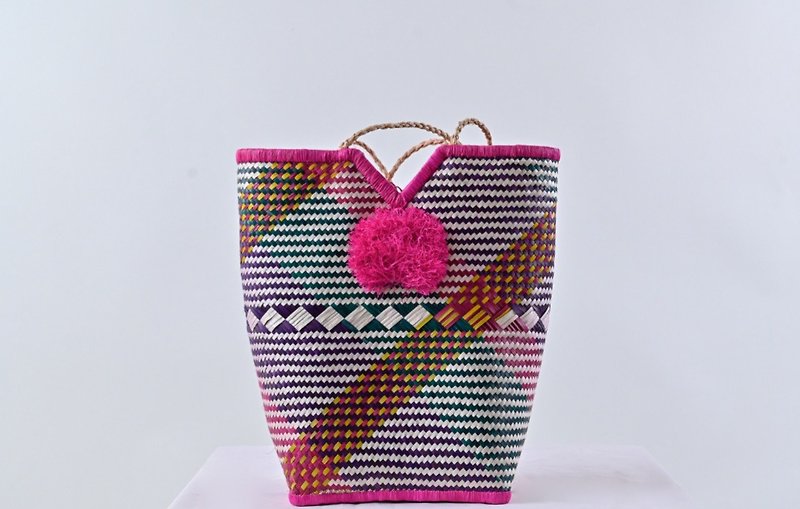 This bag is hand sewn in Madagascar. Specially designed . - 手袋/手提袋 - 植物．花 多色