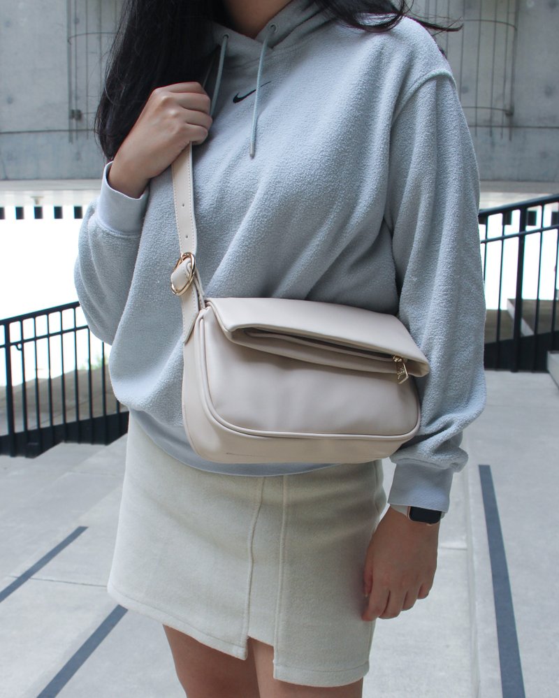 Sydney 2 ways Body Bag in Cream White - กระเป๋าแมสเซนเจอร์ - หนังเทียม ขาว