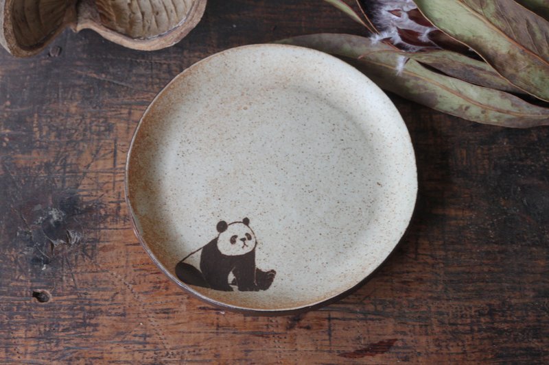 Round plate with Panda - จานและถาด - ดินเผา สีกากี