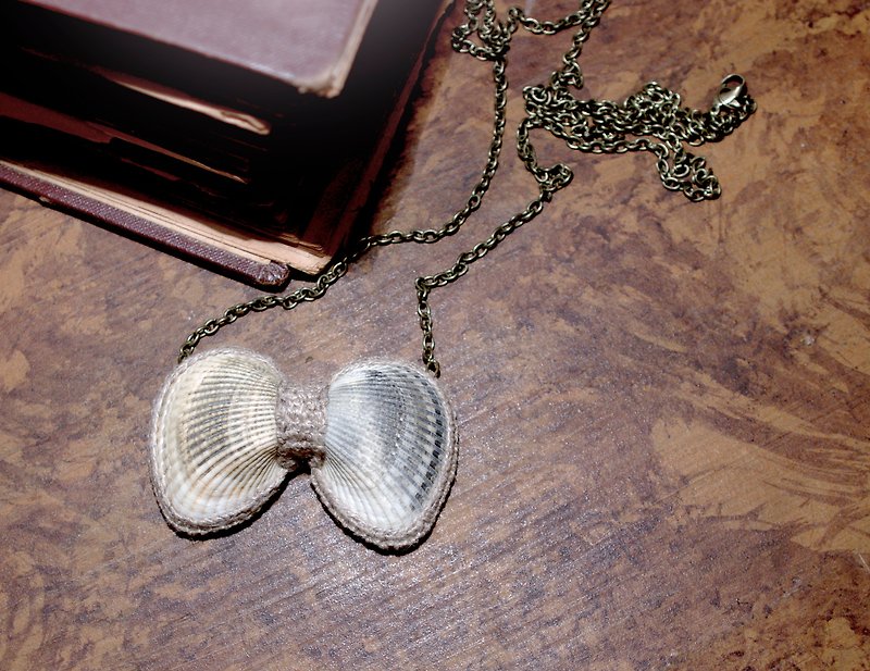 Natural Seashells Bow Pendant Necklace - 項鍊 - 貝殼 卡其色