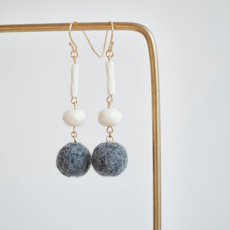 Teatime ya grey ball with ivory white earrings ear clip - Earrings & Clip-ons - Other Materials Gray