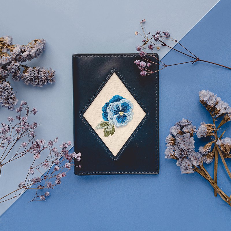 【H14聯乘】 真皮刺繡花小隔層護照夾-深藍色 - 護照套 - 真皮 藍色