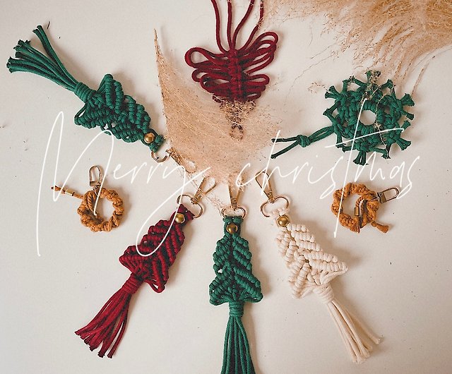 ワークショップ】12月のマクラメ編みクリスマスツリーキーホルダーチャームは2を作ることができます - ショップ nani-home  編み物/羊毛フェルト/布クラフト - Pinkoi