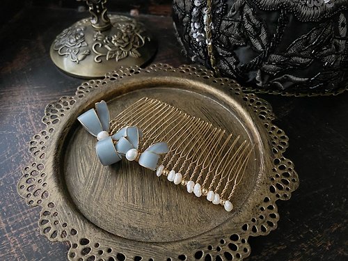 Lady Elegance 珠光粼粼淡水珍珠蝴蝶髮飾-霧藍