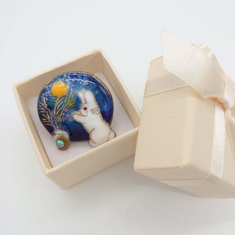 Moon-viewing rabbit cloisonné pin brooch - Badges & Pins - Other Metals Blue