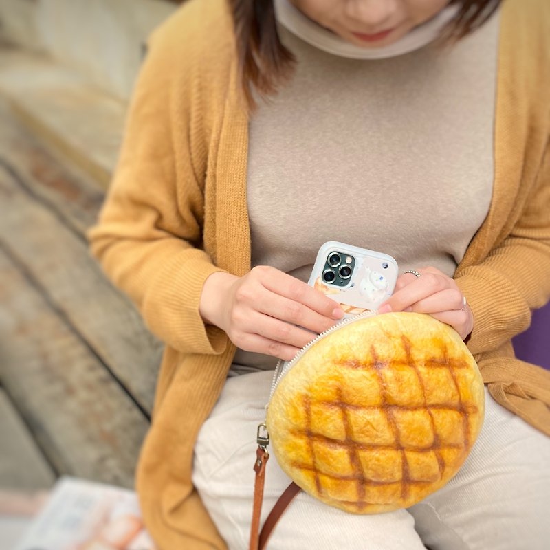 Realistic Wool Felt Pineapple Bread-Large Crossbody Bag - กระเป๋าใส่เหรียญ - ขนแกะ สีนำ้ตาล