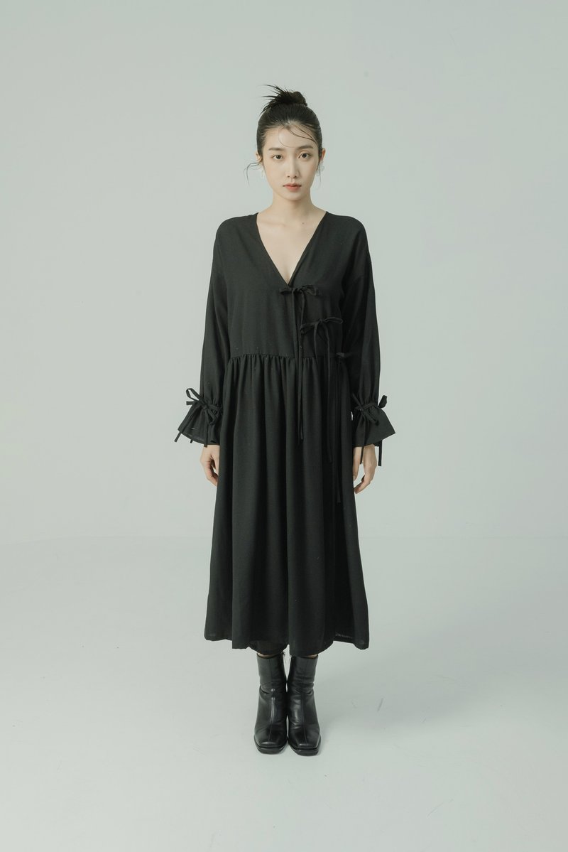 心齋坐忘/黑色新中式交叉襟蝴蝶結綁帶長洋裝 - 女上衣/長袖上衣 - 其他人造纖維 黑色