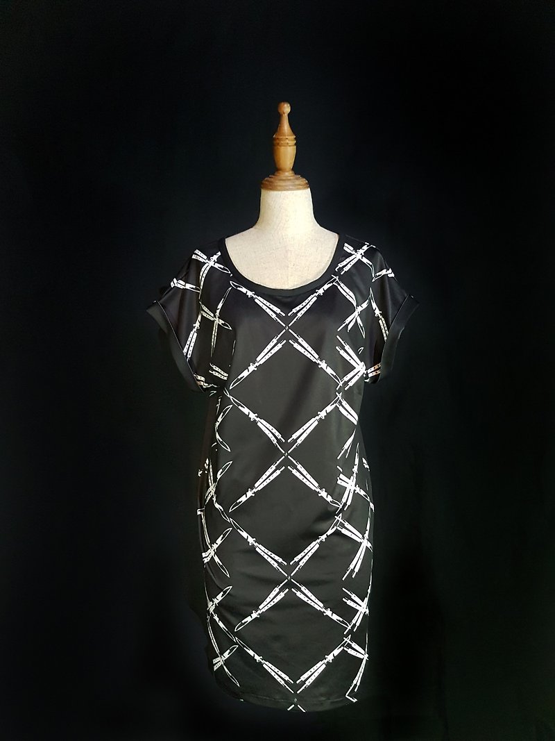 Butterfly Knife Design Dress - ชุดเดรส - เส้นใยสังเคราะห์ สีดำ