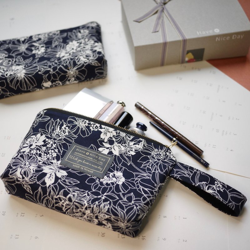 【一袋在手】隨心提把化妝包 Makeup bag - 化妝包/收納袋 - 棉．麻 藍色