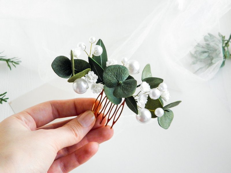 Eucalyptus hair comb Greenery hair piece for bride Wedding floral hair comb - 髮夾/鯊魚夾 - 珍珠 綠色