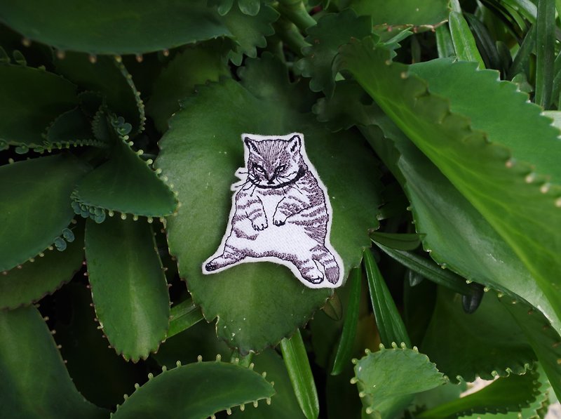 Cat embroidery pin/embroidery sticker (1 piece) __ Embroidery, Christmas gifts, illustrations, free shipping cat - Badges & Pins - Thread Gray