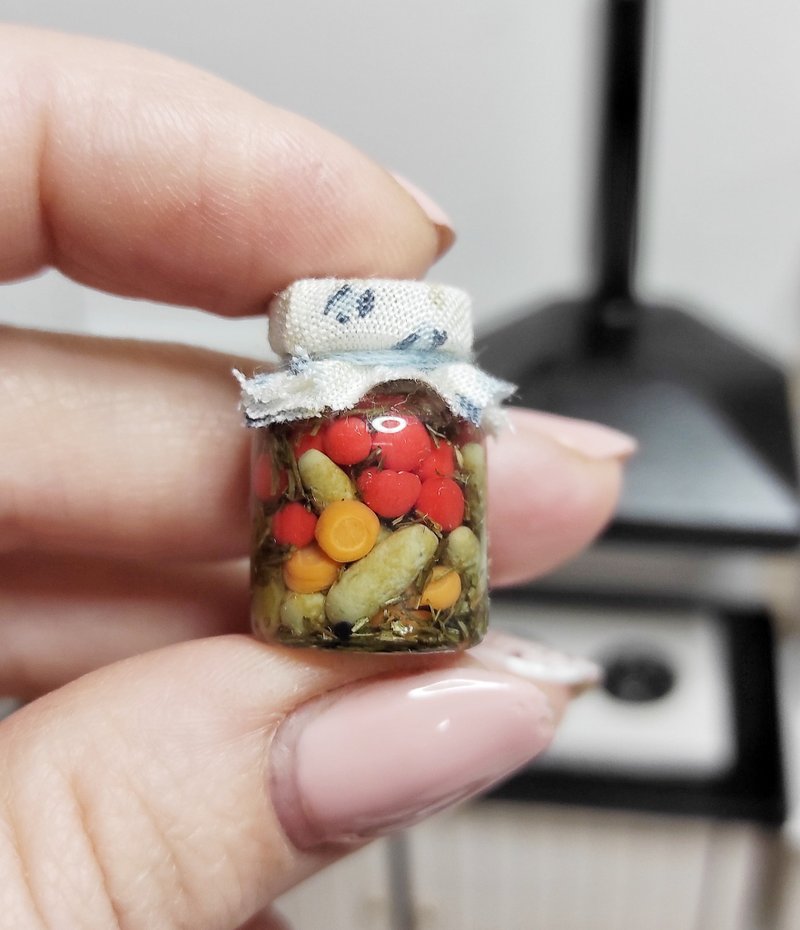 Miniature, jars of canned tomatoes and cucumbers, dollhouse, diorama - 公仔/玩偶 - 黏土 