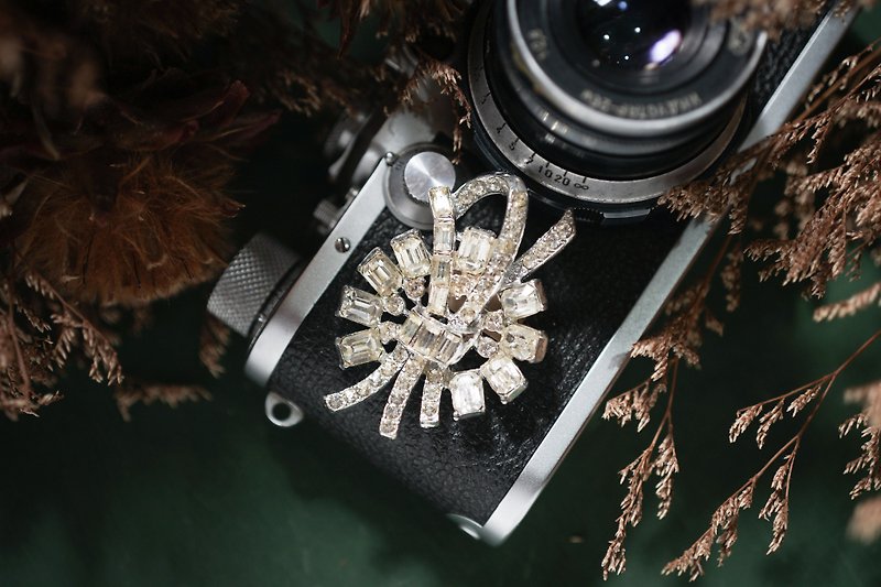 [Antique jewelry / Western old pieces] bouquet shape shiny rhinestone antique brooch vintage old jewelry - เข็มกลัด - โลหะ สีเงิน