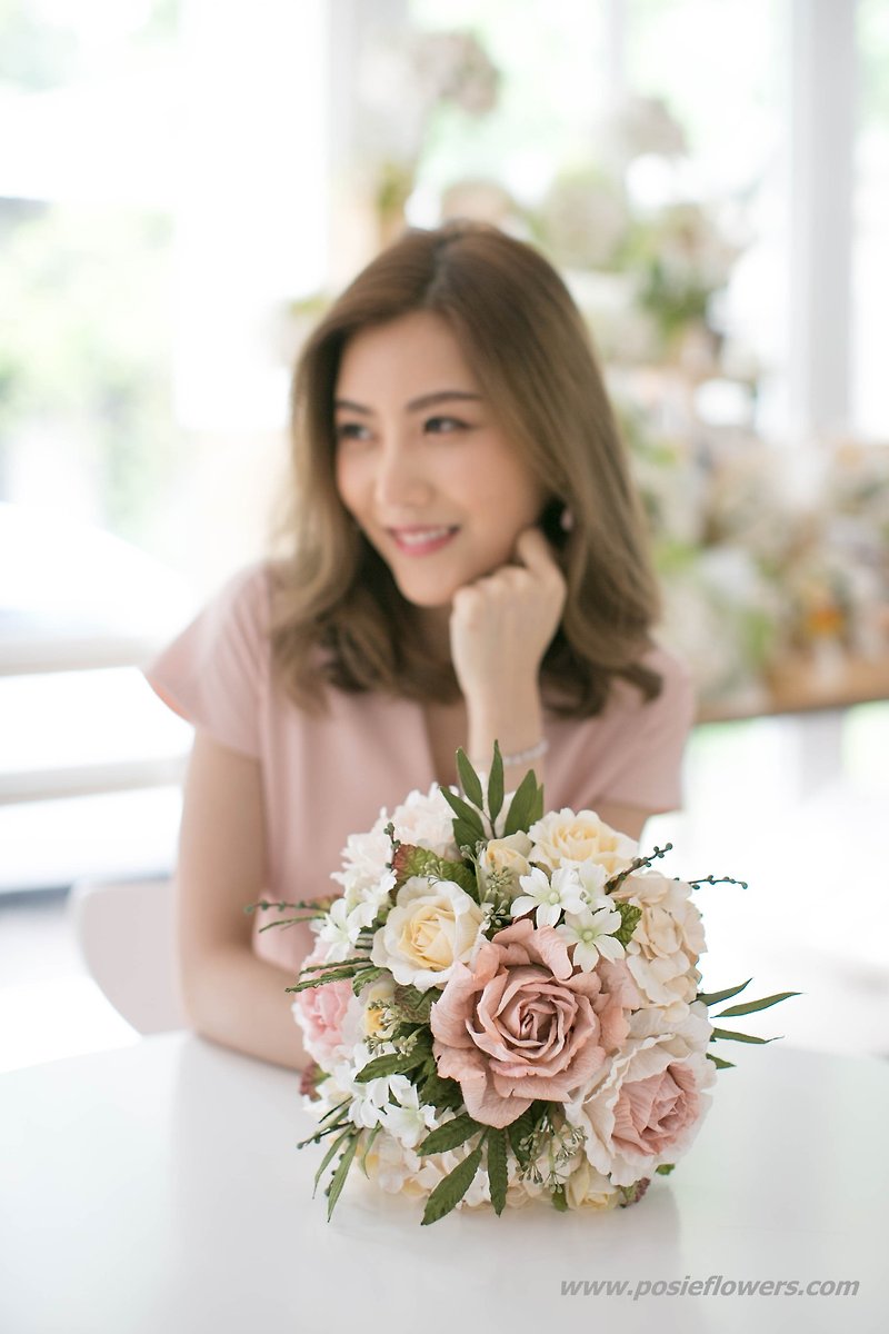 Vintage Cream Rose Bridal Bouquet - 木工/竹藝/紙雕 - 紙 金色