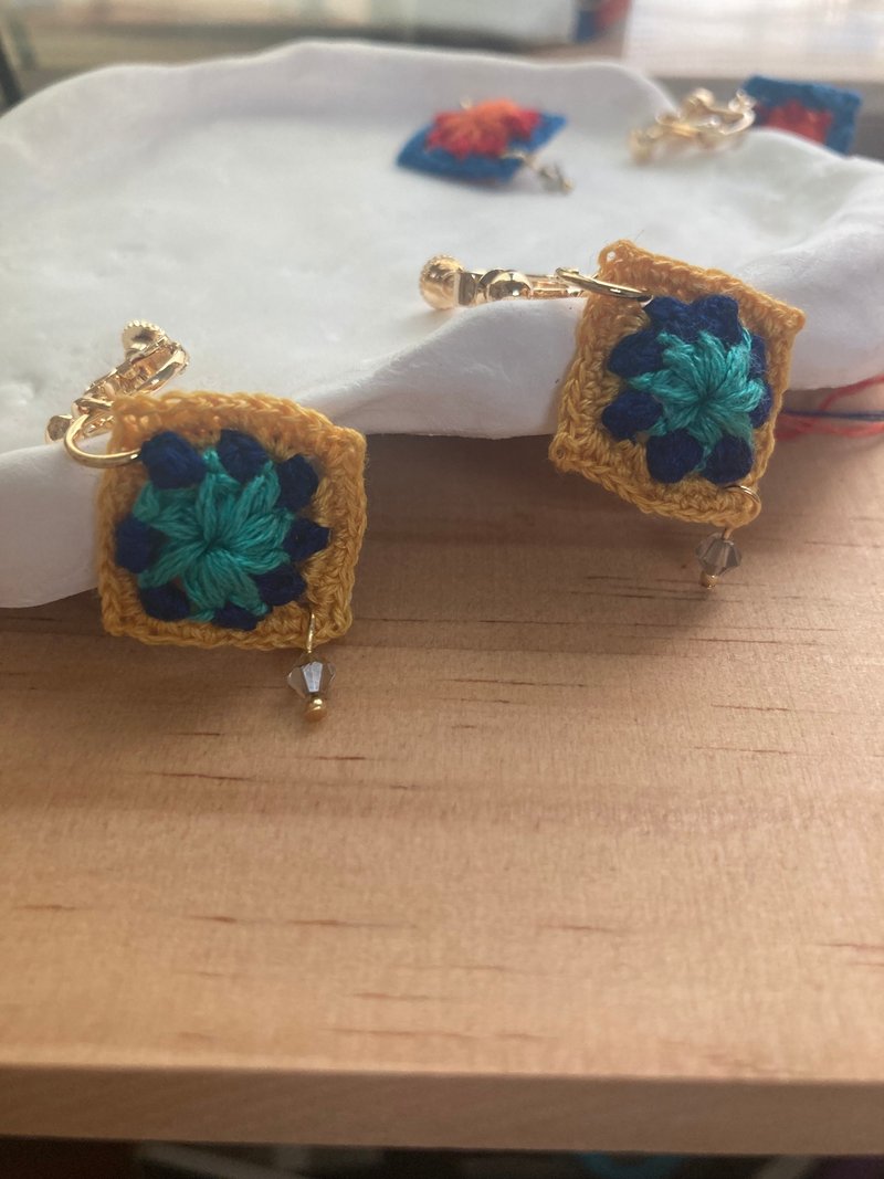 [Handmade Jewelry Series] Crocheted Mini Granny Moroccan D Clip-On Earrings - Earrings & Clip-ons - Thread Blue