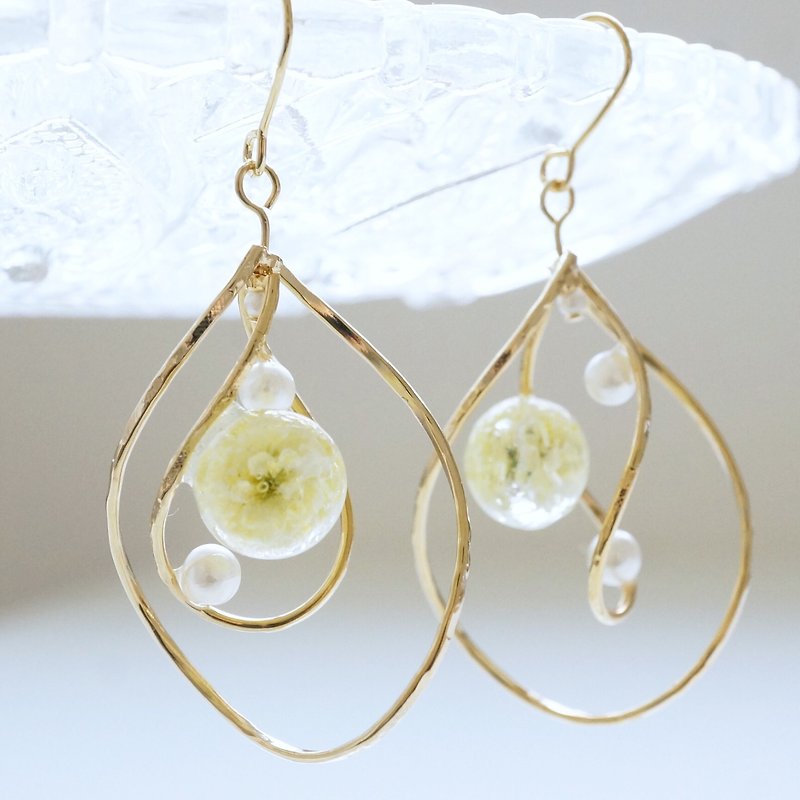Gypsophila and twin ring pearl earrings / Clip-On - ต่างหู - พืช/ดอกไม้ สีเหลือง