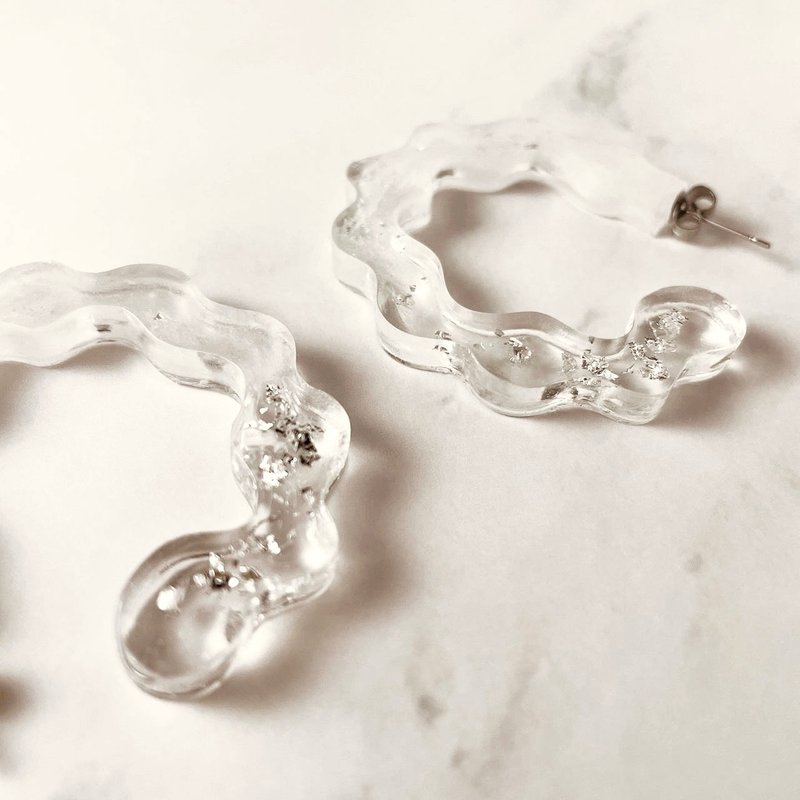 [Transparent white gradient waves] C-shaped earrings - Earrings & Clip-ons - Resin White