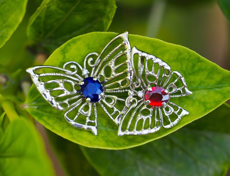 Pair of butterflies pendant with sapphires and diamonds. - Necklaces - Precious Metals Gold