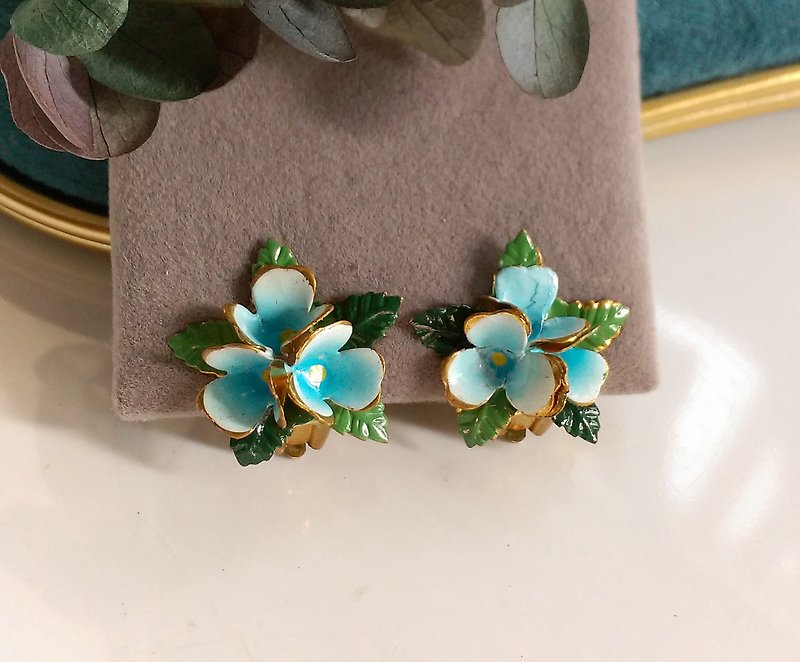 奧地利製 立體淺藍小花花簇 夾式耳環 。西洋古董飾品 - 耳環/耳夾 - 其他金屬 金色