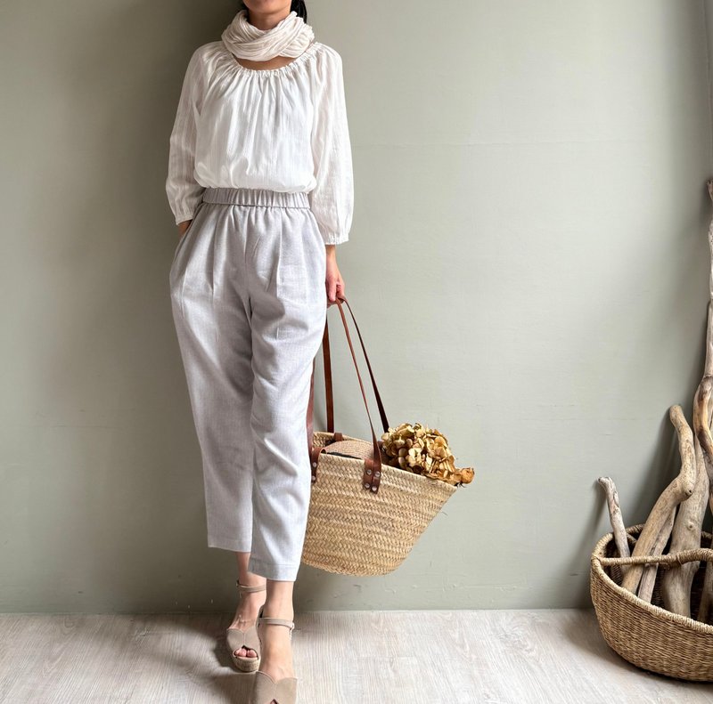 瑪黑散步/法式優雅淺灰色混棉人字織紋摺子七分褲100%棉 - 女長褲 - 棉．麻 銀色