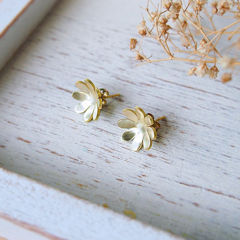 Hanabi flower brass earrings (Hand made) - 耳環/耳夾 - 其他金屬 金色