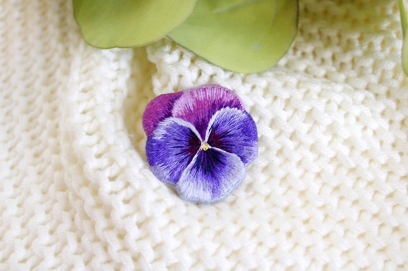 Pansy Embroidered Brooch, flower brooch pin, wildflower gift - เข็มกลัด - งานปัก สีม่วง