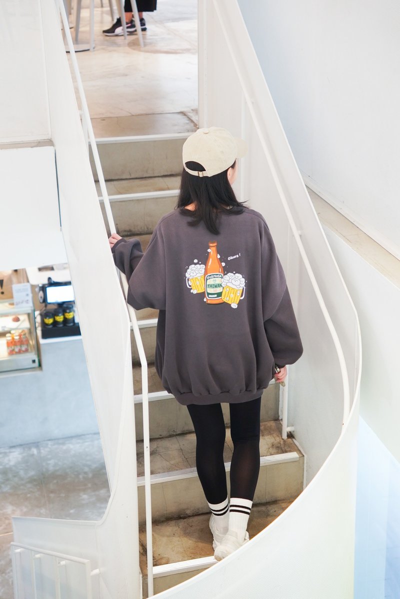 Bubble Sheep Taiwan Beer-Double-Sided Bristle Oversize University T (Charcoal Gray) - เสื้อฮู้ด - ผ้าฝ้าย/ผ้าลินิน สีเทา