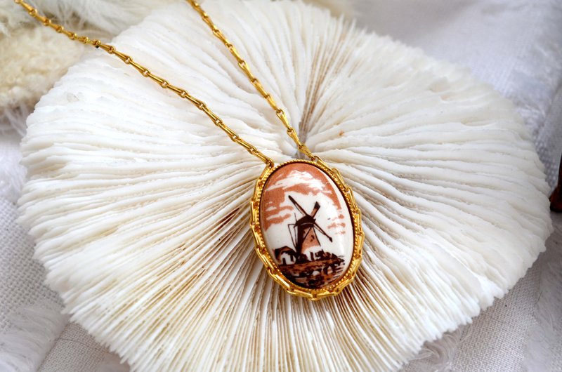 Old pieces of gold-plated chain inlaid goose egg-shaped windmill pattern necklace Japanese high-end second-hand vintage jewelry - Necklaces - Other Materials Gold