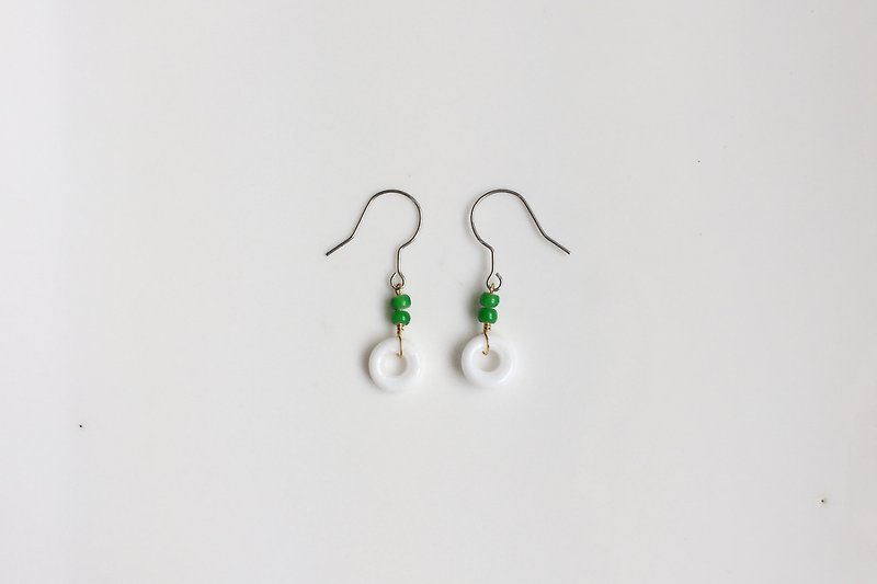 杏仁抹茶 玻璃珠造型耳環 - 耳環/耳夾 - 玻璃 綠色