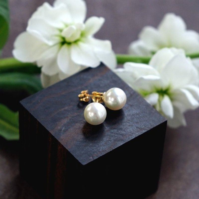 14KGF shell pearl 8mm stud earrings Matilda - ต่างหู - เครื่องเพชรพลอย ขาว