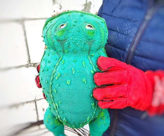 Crochet animal big toad. Amigurumi Life size Goliath frog. Giant