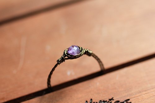 WORLD SMELLS DIFFERENT AFTERITRAINS 2月誕生石 2mm紫晶切面青銅線扭繩戒指 超小巧