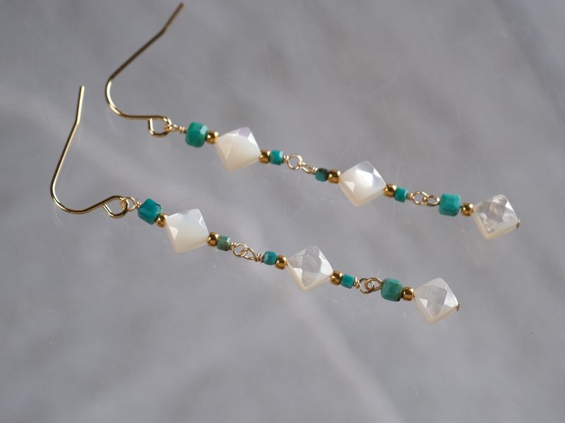 turquoise mother of pearl earring　天然石ターコイズ マザーオブパール　ブルー　白　ロングピアス　イヤリング - 耳環/耳夾/耳骨夾 - 寶石 藍色