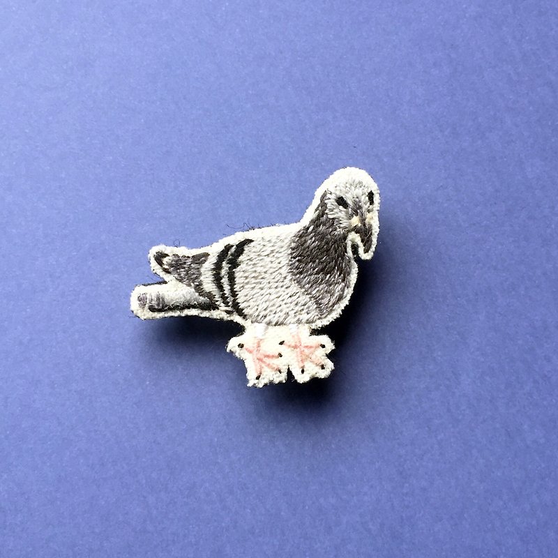 Mini hand-embroidered brooch/pin dove dove Columba - Brooches - Thread Multicolor