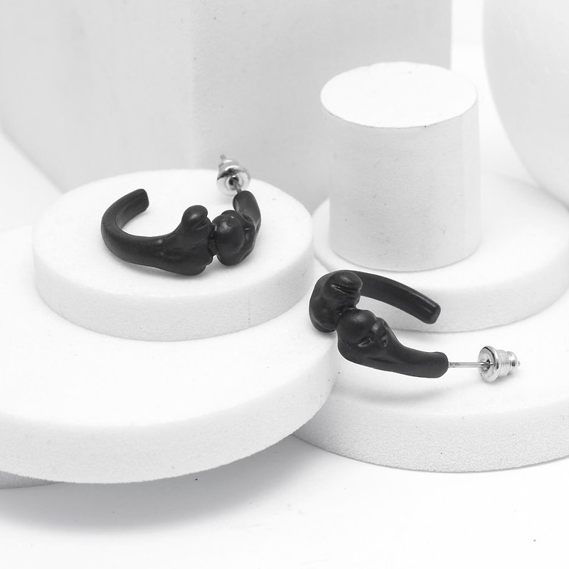 Recovery bone C-shaped earrings (fog black) - Earrings & Clip-ons - Other Metals Black