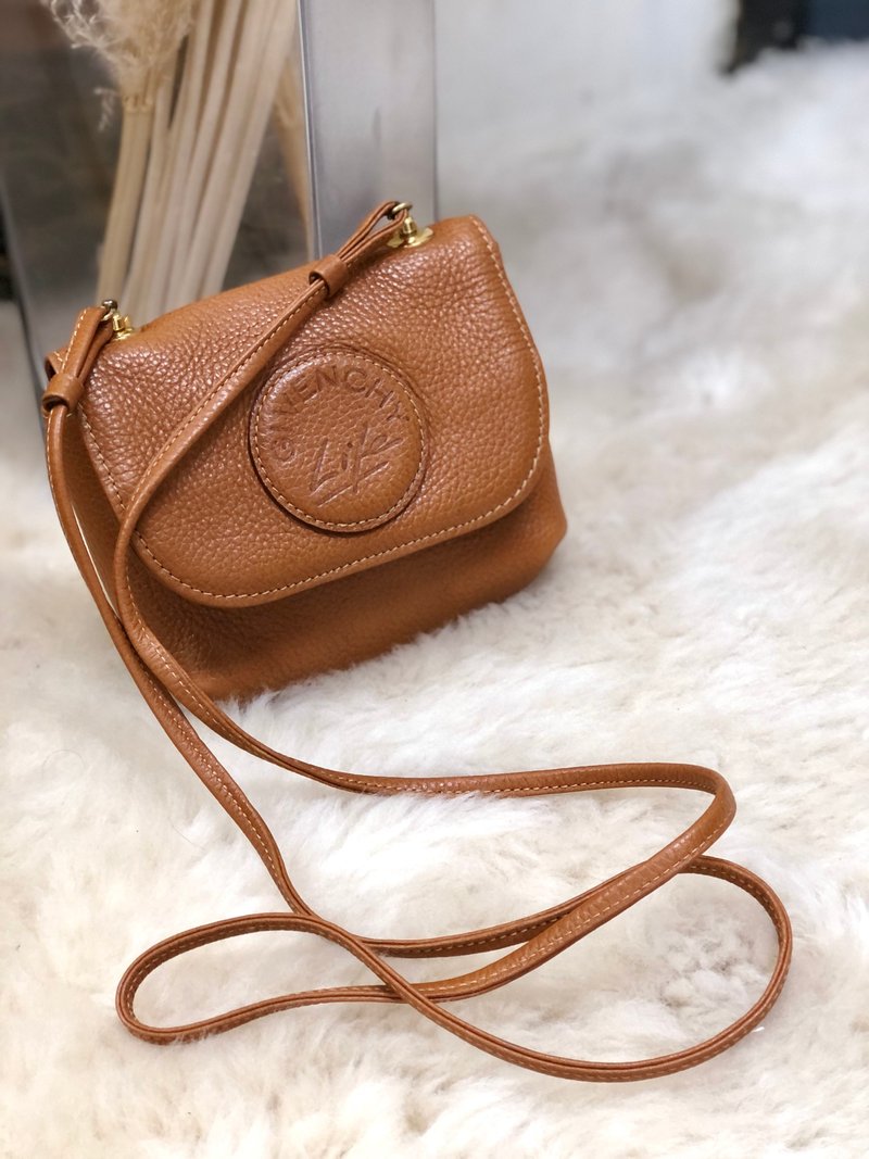 [Famous brand used package shipped directly from Japan] GIVENCHY logo embossed leather pochette shoulder bag Brown vintage m44g76 - Messenger Bags & Sling Bags - Genuine Leather Brown