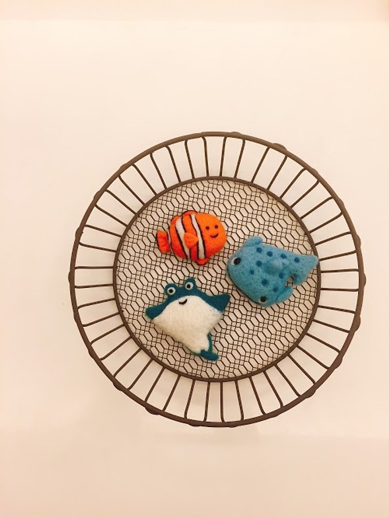 Three fish, wool felt brooch / magnet three-piece clownfish / whale shark / squid - เข็มกลัด - ขนแกะ สีน้ำเงิน