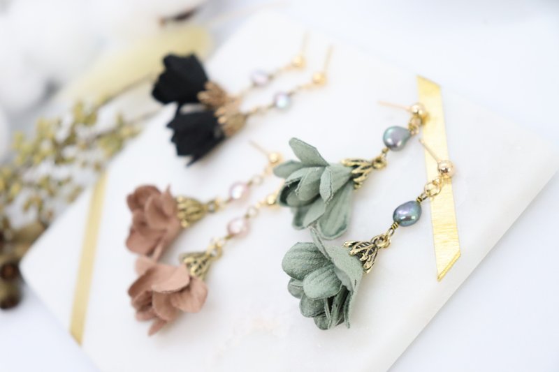 Faux Suede Petals & Pearls Vintage Gold Post Earrings - ต่างหู - หนังเทียม 