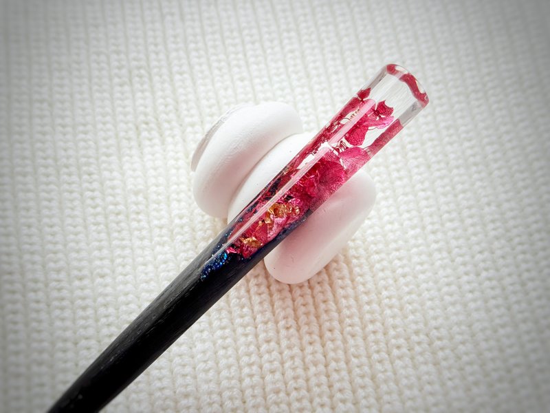 Wooden hair stick with Red Hydrangea, Floral hair pin for women - 髮圈/髮夾 - 木頭 紅色