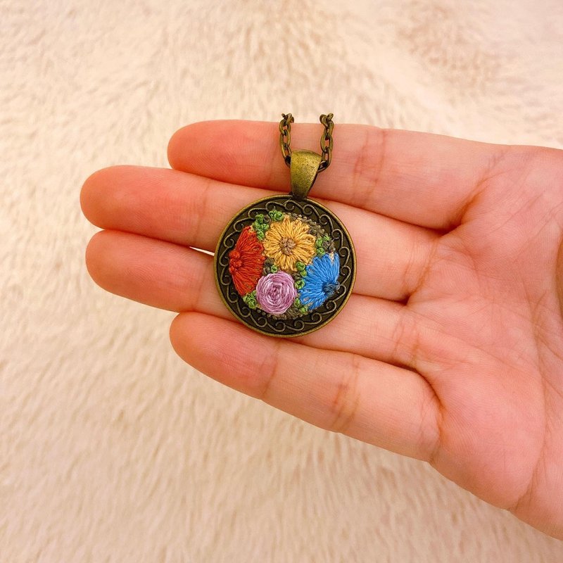 【繁花錦簇】手工刺繡項鍊 *生日 交換禮物* - 項鍊 - 其他金屬 粉紅色