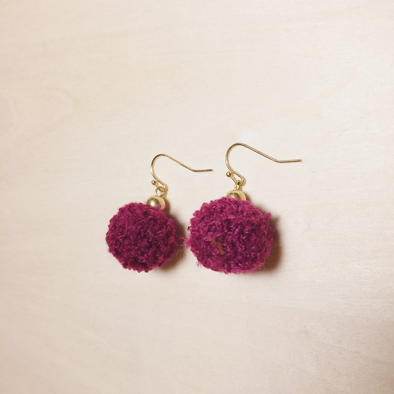 復古黃銅圓珠紫紅毛毛球耳環 - 耳環/耳夾 - 其他人造纖維 紅色