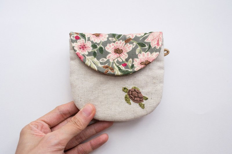 海龜 Turtle Embroidered Linen Wee Pouch - กระเป๋าใส่เหรียญ - ผ้าฝ้าย/ผ้าลินิน หลากหลายสี