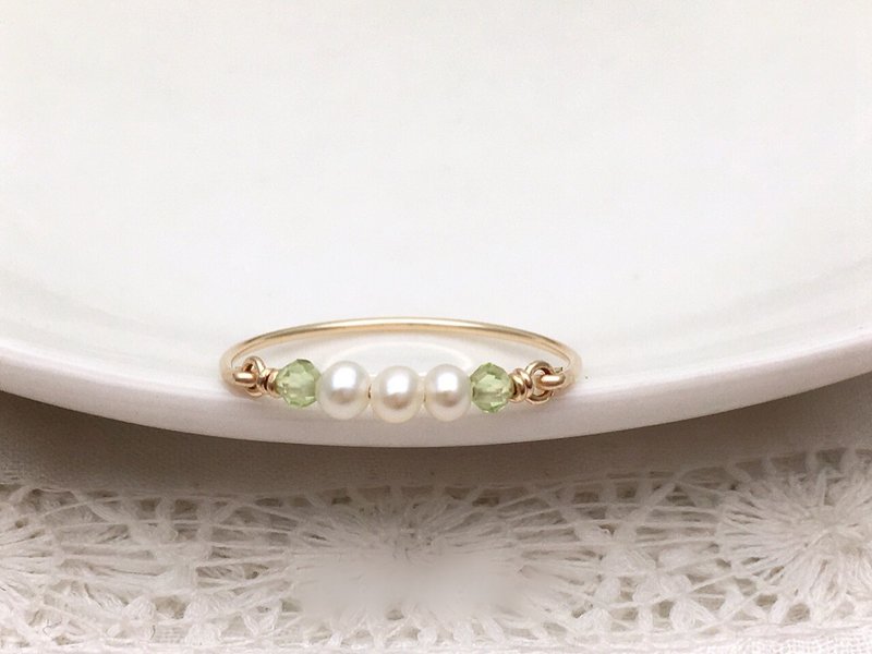 Simple ring with peridot and freshwater pearls - แหวนทั่วไป - เครื่องเพชรพลอย สีเขียว