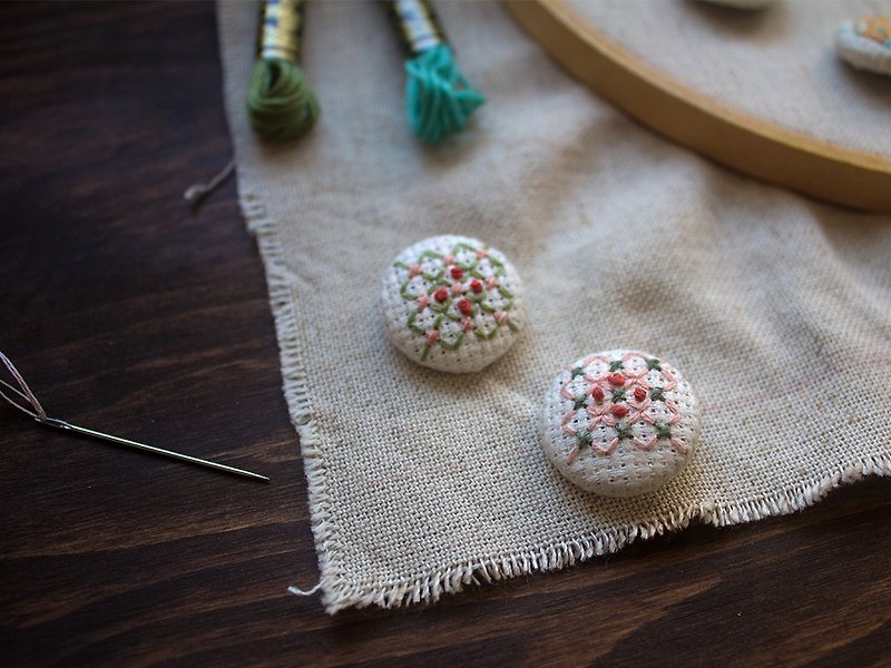 - Cross stitch buckle two - | Embroidery | Cross stitch | Button | Hand stitch | Handicraft | - อื่นๆ - งานปัก หลากหลายสี