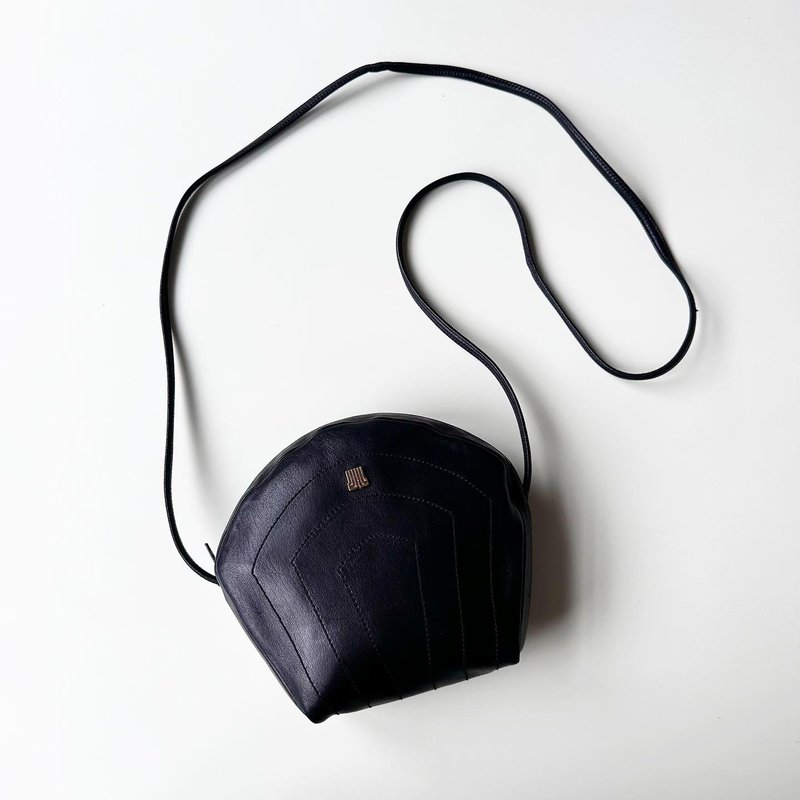 Old bones LANVIN black leather shell-shaped side backpack Y47 vintage - Messenger Bags & Sling Bags - Genuine Leather Black