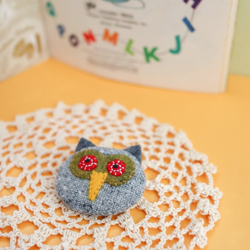 Handmade owl brooch - Hides quietly in the forest - - เข็มกลัด - ขนแกะ สีเทา