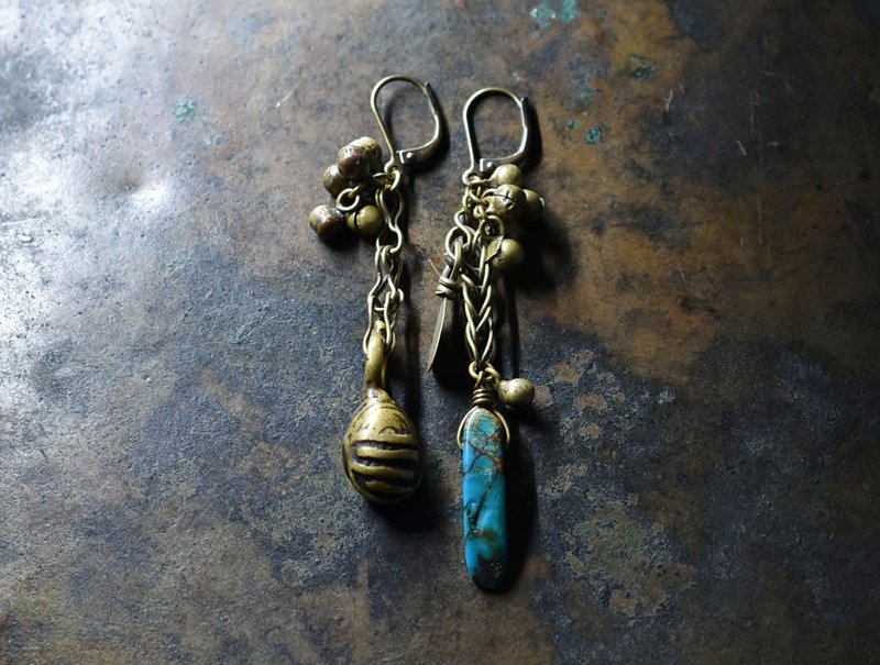 Naga brass and chrysocolla, ethnic bell asymmetrical earrings - ต่างหู - โลหะ สีทอง