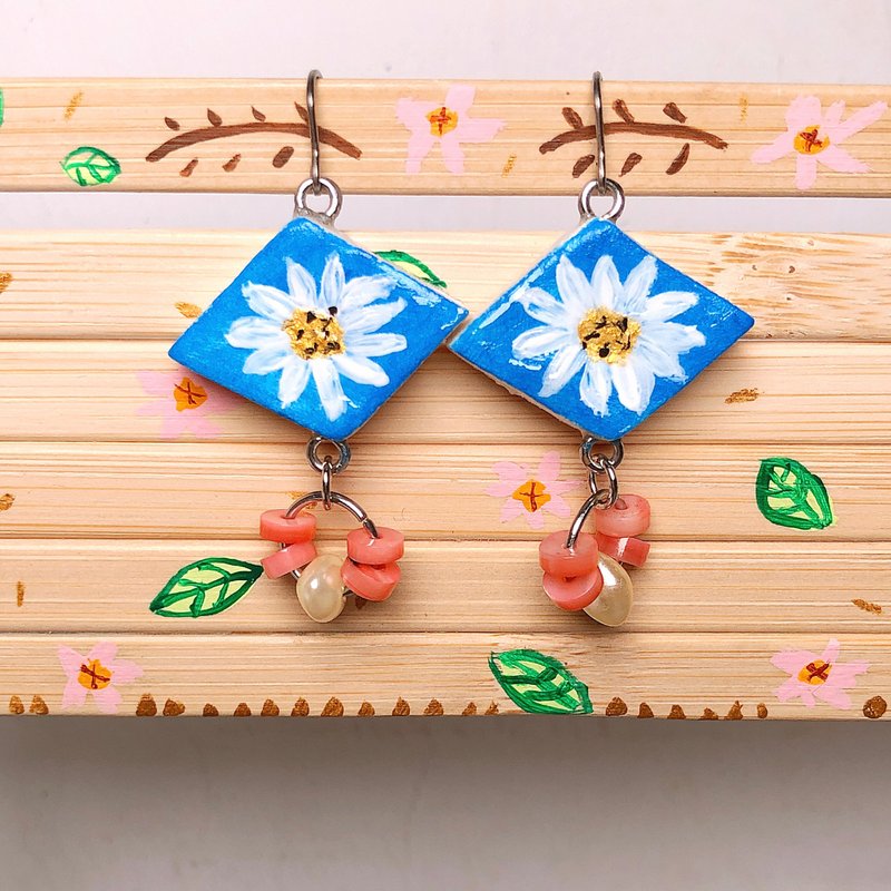 藍天白花 手作黏土耳環 手繪捏製 不銹鋼 吊墜款 - 耳環/耳夾/耳骨夾 - 黏土 藍色