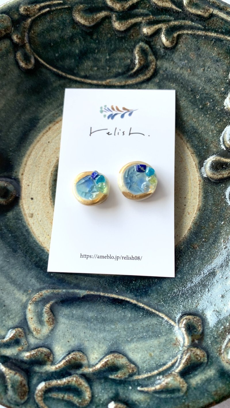 透き通る海 金継ぎ ガラス 耳飾り ピアス ノンホールピアス イヤリング ブルー 水色 青 白 ホワイト ゴールド 金 クリア 透明 黄緑 グリーン - 耳環/耳夾/耳骨夾 - 陶 藍色