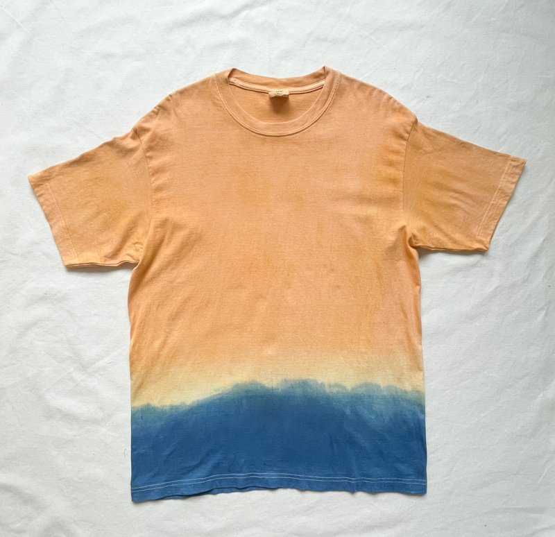 Made in Japan Before Sunset Soft orange and blue indigo and mud dyed organic cotton T-shirt Aizome Mud dyed organic cotton - เสื้อยืดผู้หญิง - ผ้าฝ้าย/ผ้าลินิน สีน้ำเงิน